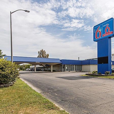 Motel 6-Pekin, Il Luaran gambar