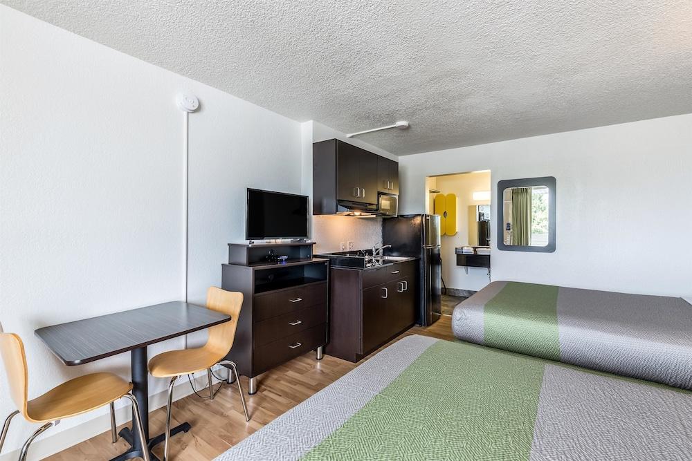 Motel 6-Pekin, Il Luaran gambar