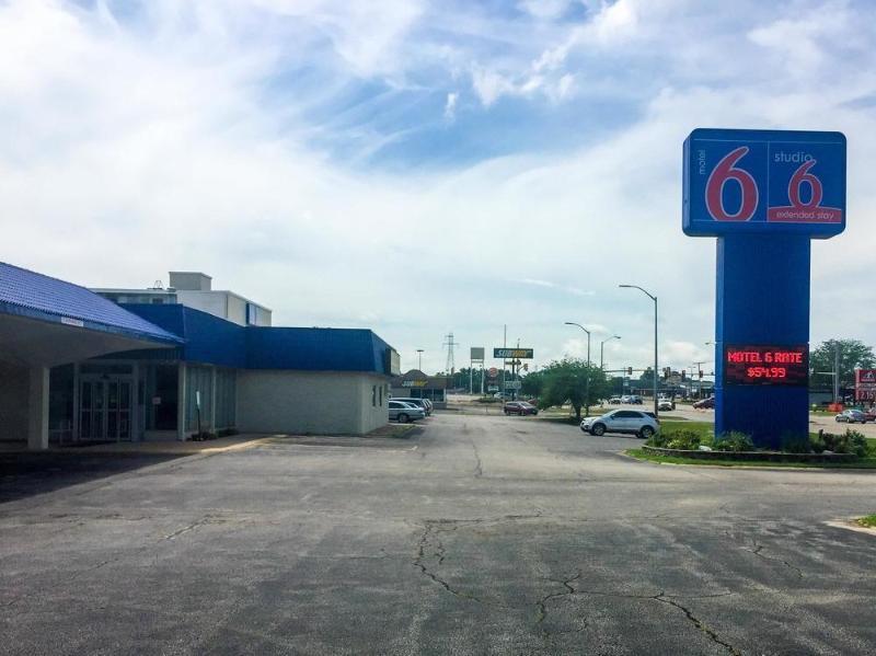 Motel 6-Pekin, Il Luaran gambar