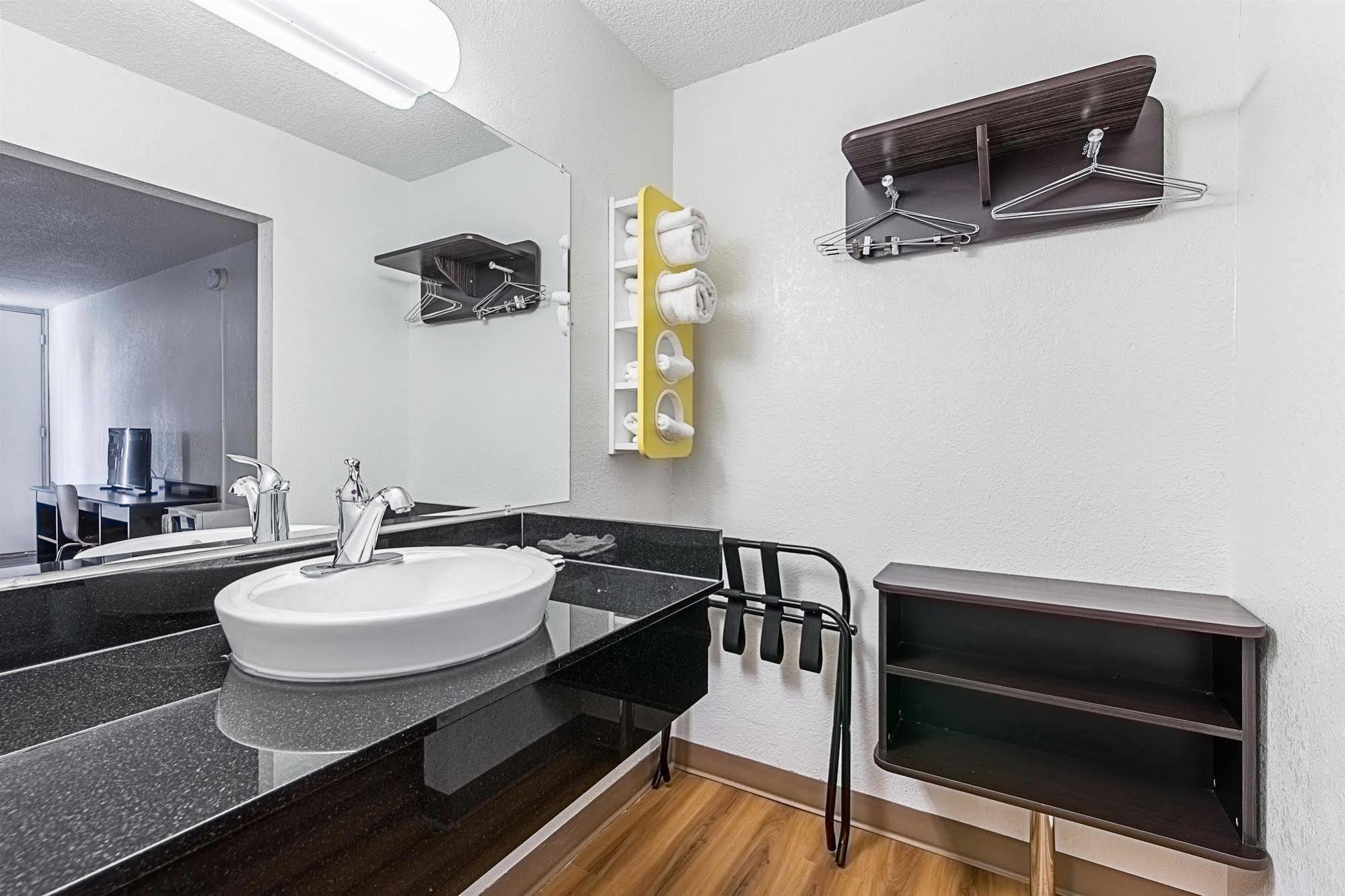 Motel 6-Pekin, Il Luaran gambar