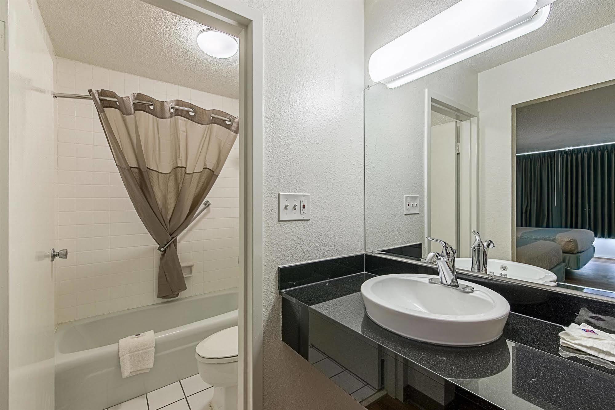 Motel 6-Pekin, Il Luaran gambar
