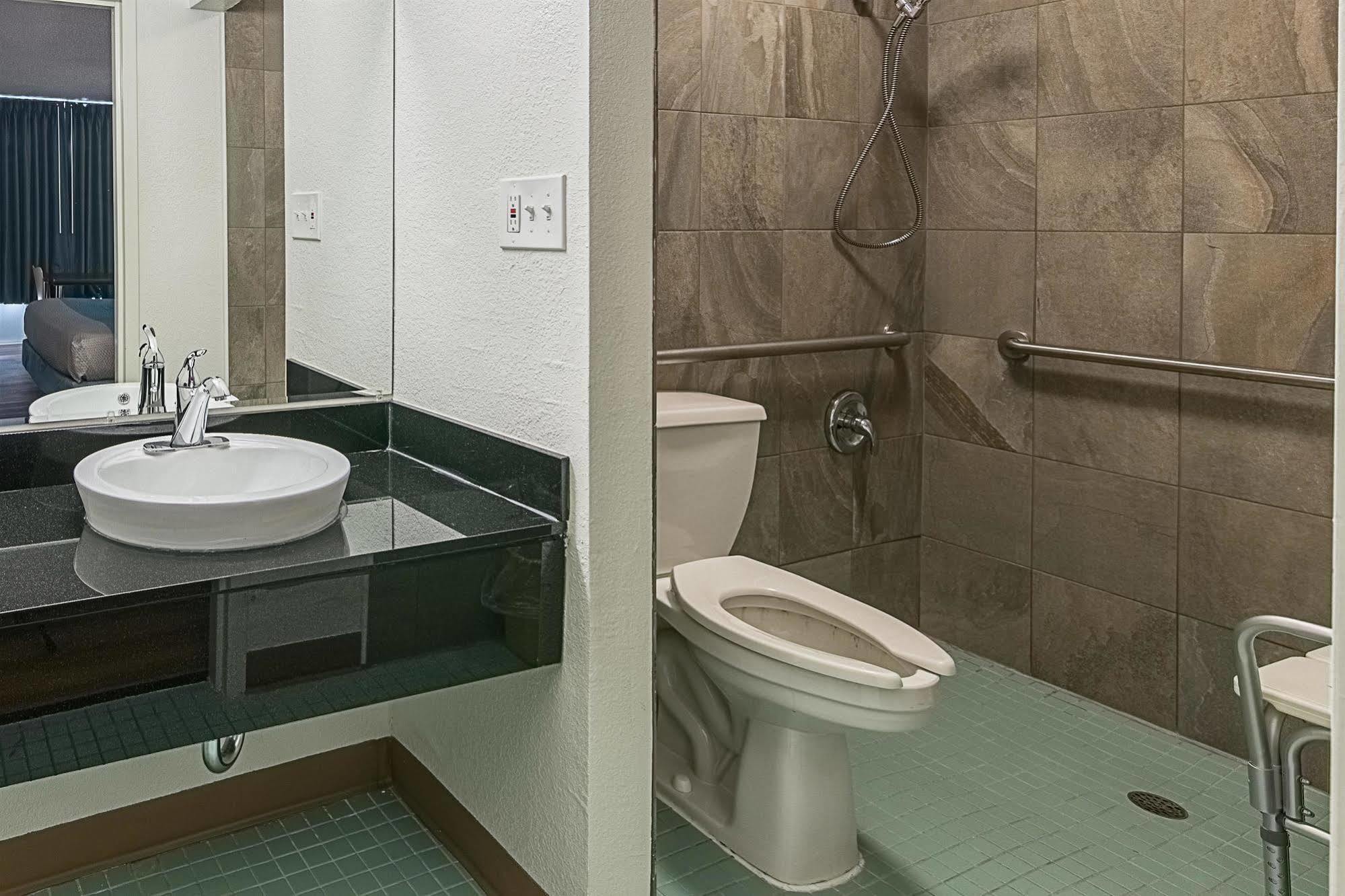 Motel 6-Pekin, Il Luaran gambar