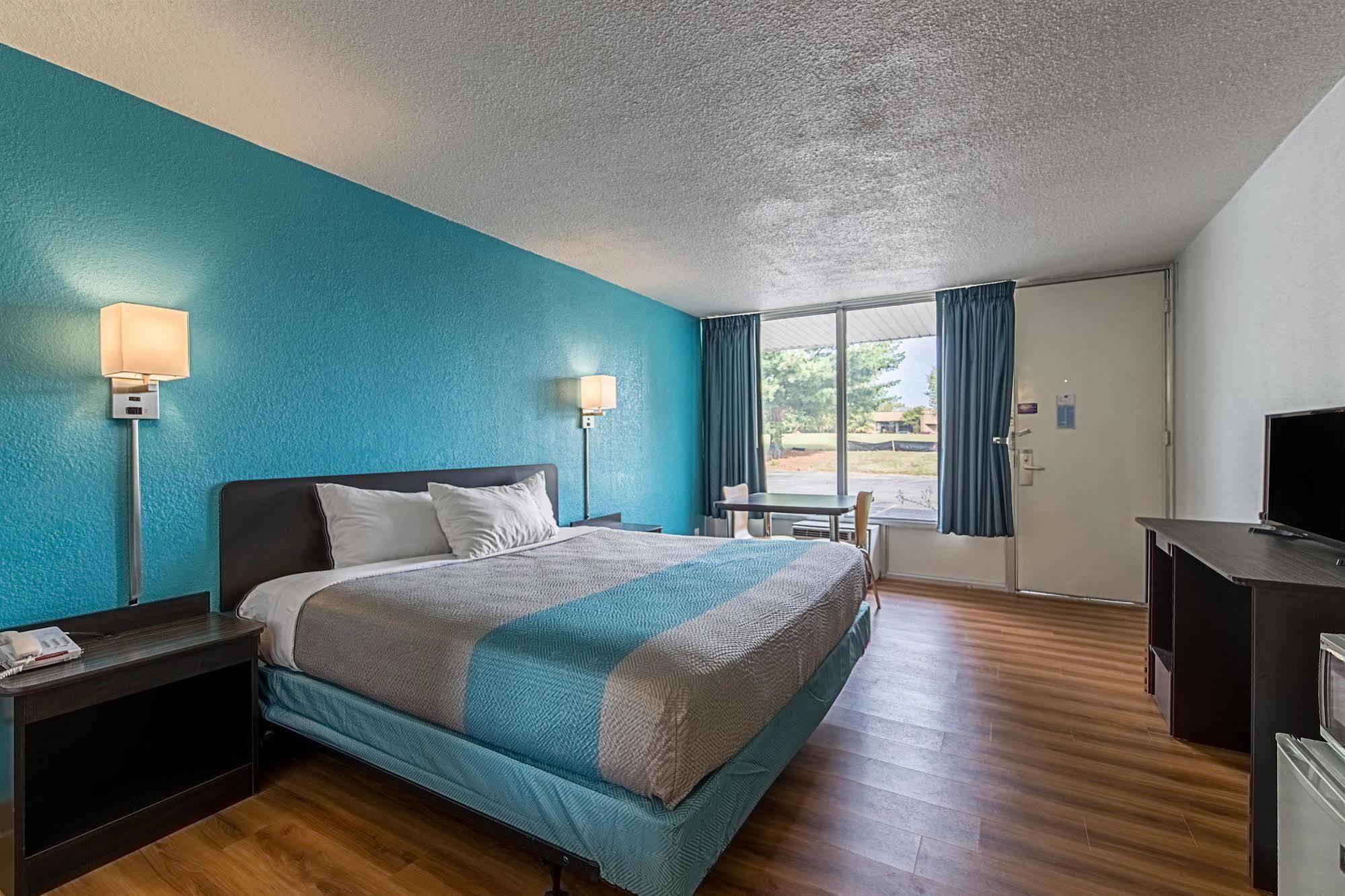 Motel 6-Pekin, Il Luaran gambar