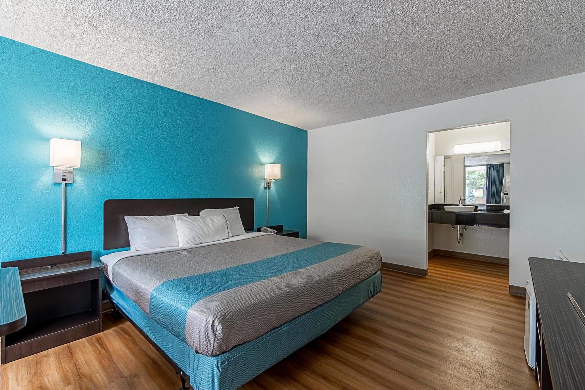 Motel 6-Pekin, Il Luaran gambar